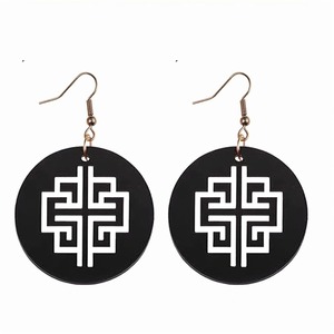 Boucles d'oreilles circulaires noires avec motif de symbole chinois et fermeture à crochet doré - Product Image 5