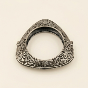 DIVYORO กำไลข้อมือชุบเงินทิเบตทรงสามเหลี่ยมลายดอกไม้สำหรับผู้หญิงสไตล์วินเทจ-KADA - Product Image 1