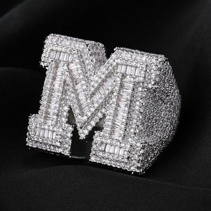 Anillo Fino Certificado IGI con Corte Baguette, Diamante Moissanita VVS, Chapado en Oro, Letra M, Estilo Hip Hop con Engaste Pavé - Product Image 3