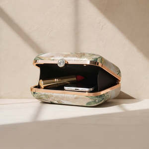 Elegante Bolso de Mano con Estampado de Flores Amarillas para Mujer, Ideal para Fiestas y Eventos Formales - Product Image 3