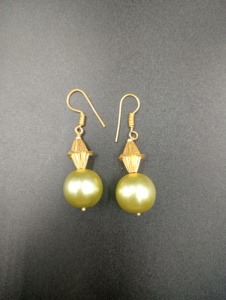 Pendientes Colgantes de Latón Chapado en Oro Vintage de Amaira Jewels con Perlas Naturales en Forma de Bola y Engaste de Bisel para Ocasiones Festivas de Mujer - Product Image 5