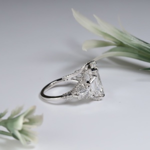 Anillo de compromiso de lujo de oro blanco con esmeraldas cultivadas en laboratorio, corte clásico cónico, baguette, multienhufe, corte escalonado, para boda o aniversario. - Product Image 2