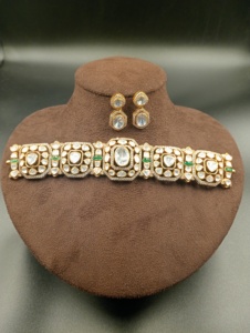 Collar Gargantilla Chapado en Oro Amaira Jewels, Diseño Geométrico Verde Doble, Joyería de Compromiso para Mujer, Estilo Lujoso Hecho a Mano - Product Image 1