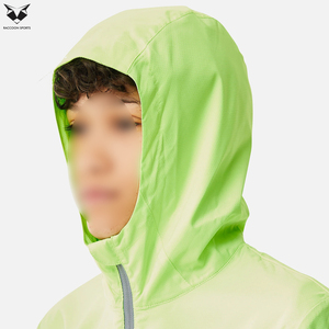 Conjunto Deportivo Unisex Verde Neón para Otoño, Chaqueta Ligera y Transpirable con Capucha, Pantalones Cortos Cómodos para Entrenamiento Informal - Product Image 3