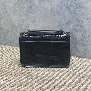 กระเป๋าถือผู้หญิงหนังเคลือบแว็กซ์น้ำมัน ดีไซน์ใหม่ ฤดูร้อน/ฤดูใบไม้ผลิ ปี 2026 ขายส่งจากโรงงาน เหมาะสำหรับไปทะเล ปาร์ตี้ชายหาด กันน้ำ สะพายไหล่หรือถือก็ได้ - Product Image 1