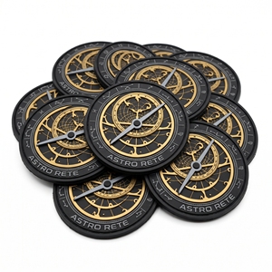 Fournisseur en gros de patchs ronds en PVC et caoutchouc, design Astrolabe personnalisé, badge doré et noir, emblème auto-agrippant - Product Image 1