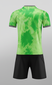 เสื้อฟุตบอลคอวีสีเขียวลายมัดย้อมสำหรับผู้ชาย แขนสั้น ผ้าโพลีเอสเตอร์ซับเหงื่อ ชุดกีฬา ใส่ได้ทุกฤดู - Product Image 2