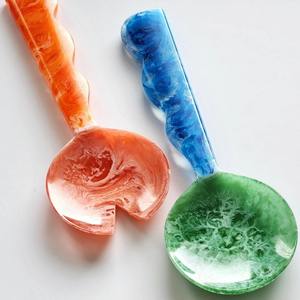 Juego de Cucharas de Resina Hechas a Mano de Alta Gama para Servir Ensaladas, Vajilla Moderna Ecológica - Product Image 1