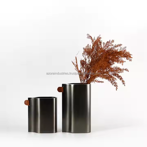 Florero moderno de metal negro de estilo nórdico, florero de cuero para la decoración del hogar y el uso de bodas por Azora Industries - Product Image 1