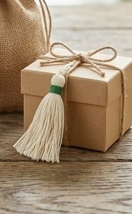 Décoration de porte-clés en laiton avec pompon crème et bande verte, accent bohème pour la maison, à suspendre en intérieur, pour la décoration du salon - Product Image 2
