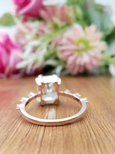 Anillo de Compromiso Unisex con Diamante de Corte Esmeralda de 2.5ct, Clásico, Solitario, VVS/VS, Cultivado en Laboratorio, Oro Sólido de 10K, Certificado IGI, para Fiesta - Product Image 4