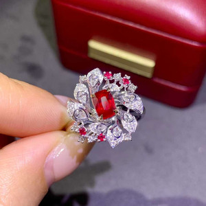 แหวนทับทิมสีเลือดนกพิราบ 1.01 กะรัต แบบไม่ผ่านการอบความร้อน รุ่น Luxury Collector ประดับด้วยเพชรระยิบระยับ 60 เม็ด ด้วยดีไซน์รูปดอกไม้ทรงศักดิ์สิทธิ์ ตัวเรือนทองคำ 18K - Product Image 1