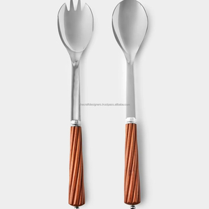 Serveur à salade en acier inoxydable moderne avec une forme élégante, idéal pour la décoration de cuisine contemporaine minimaliste - Product Image 1