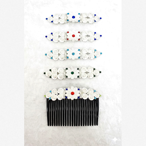 Peigne à cheveux vintage plaqué or, fait main, écologique, étanche, élégant, en alliage, avec mini pierres rouges, fleurs, animaux et pompon - Product Image 5