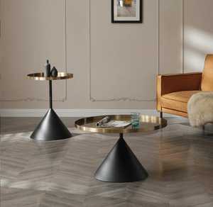 Mesa de centro moderna con tapa redonda, base acanalada negra y patas de latón para sala de estar, lista para la venta minorista. - Product Image 2