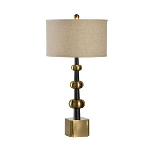 Lampe de table moderne en métal finition laiton avec abat-jour découpé design et globe en verre central - Product Image 5