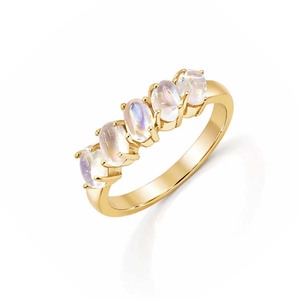 Anillo Minimalista de Plata de Ley 925 con Cinco Piedras de Piedra Lunar Arcoíris Ovaladas en Cabujón, Chapado en Oro y Rodio, de Ishime Jewels - Product Image 1