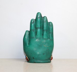 Estatua de Buda de Resina Verde Hecha a Mano sobre Base de Mano de Palma |   Figura de Buda con la Bendición Mudra de Abhaya |   Escultura de Buda Meditando - Product Image 2