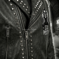 Veste en cuir de course personnalisée ODM OEM avec motif crâne 'Stay Positive', cloutée, style punk rock, motard, gothique, streetwear, unisexe
