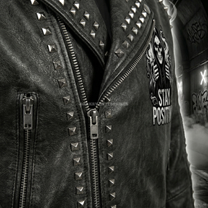 Chaqueta de Cuero Personalizada ODM OEM con Gráfico de Calavera 'Stay Positive', Estilo Punk Rock, para Motociclistas, Ropa de Calle Gótica, Unisex - Product Image 5