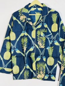 Conjunto de Pijama con Estampado Tropical Azul Marino |   Ropa de Casa de Algodón para Mujer |   Conjunto de Ropa de Dormir Pineapple Bird - Product Image 2