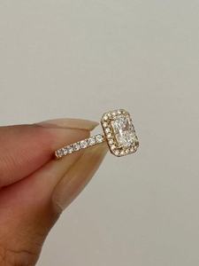 Anillo de moissanita con corte radiante y doble halo, chapado en oro, para mujer, plata 925, joyería de boda, para regalo nupcial o aniversario. - Product Image 3