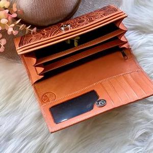 Magnifique portefeuille long à plusieurs compartiments pour femmes, en cuir véritable 100%, couleur marron, avec des motifs floraux sculptés à la main, attrayant et élégant. - Product Image 3