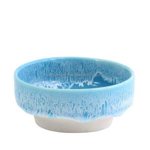 Un bol en résine tourbillonnant bleu et blanc, qui est un bol décoratif ou de service avec un design tourbillon en marbre ou en nuage. - Product Image 4