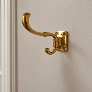SHUBHAM Gancho Doble de Latón Macizo Dorado Pulido para Colgar Abrigos, Sombreros y Toallas, Gancho Decorativo para Ropa, para el Hogar - Product Image 1