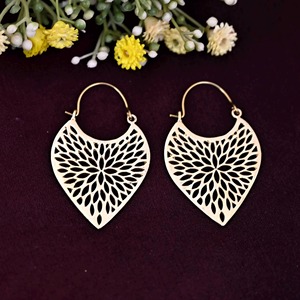 Antique Creations - Pendientes de Aro de Latón Chapado en Oro con Diseño Floral Recortado, Forma Irregular, Joyería Moderna Pulida - Product Image 6