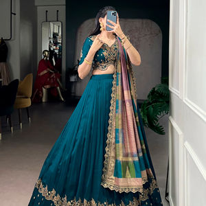 Lehenga Choli élégant en soie Vichitra avec de riches sequins et broderies en fil. - Product Image 2