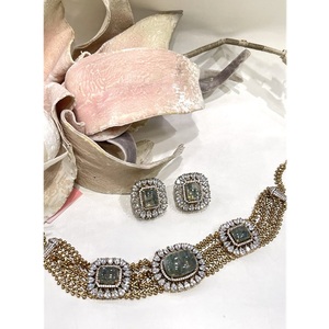 Precioso conjunto de collar y aretes chapados en oro de primera calidad, con diseño delicado y fusionado, para bodas, colección para mujer. - Product Image 1