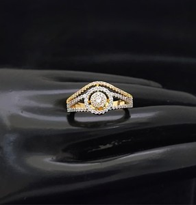 Anillo Chapado en Oro con Brillante Esmalte y Circonita Cúbica Redonda para Mujer, Joyería Glamorosa para Ocasiones Especiales - Product Image 1