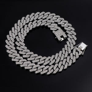 Collier AMBER JEWELS de luxe en argent sterling plaqué or et platine, maillons glacés, forme géométrique, brillant et étincelant, pièce maîtresse - Product Image 2