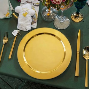 Assiette de service en métal de haute qualité avec base antidérapante pour une pose stable sur la table - Product Image 2