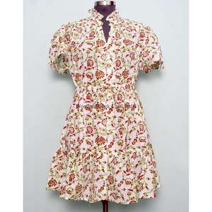 Vente en gros de robes courtes sexy et mignonnes pour femmes, de haute qualité, personnalisables, à imprimé floral, à manches courtes, style décontracté - Product Image 1