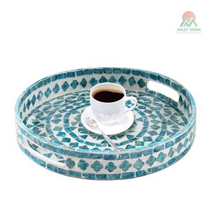 Un plateau rond de style côtier moderne avec une finition nacre et des poignées robustes, conçu pour la décoration intérieure. - Product Image 2