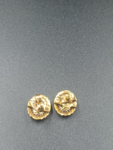 Pendientes Clásicos de Plata Chapada en Oro con Piedra Verde Corte Esmeralda y Halo de Diamantes Redondos de Corte Brillante para Mujer - Product Image 2