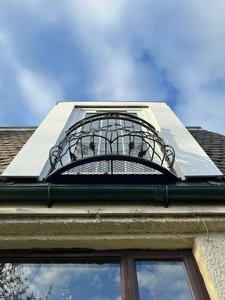 Rampe de balcon traditionnelle en fer forgé à fixer au mur ; résistante à la rouille, facile à installer et adaptée aux balcons extérieurs. - Product Image 5