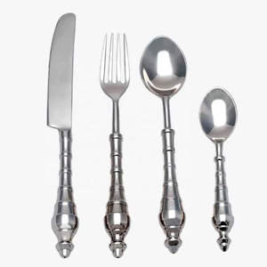 Ensemble de couverts en métal poli moderne pour la cuisine, la table à manger, les restaurants et les hôtels, avec une finition de qualité supérieure - Product Image 1