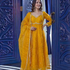 Vestido de diseñador Fendi de satén con bordado de lentejuelas y detalles de seda, estilo moderno para Diwali y bodas, con dupatta, precio al por mayor - Product Image 1