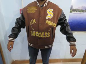 Chaqueta universitaria de béisbol para hombre al por mayor, chaqueta estilo letterman de alta calidad en marrón y negro. - Product Image 3