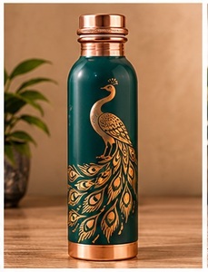 Botella de Agua de Cobre con Patrón de Mandala de Loto Negro y Tapa con Diseño Floral Dorado - Product Image 5