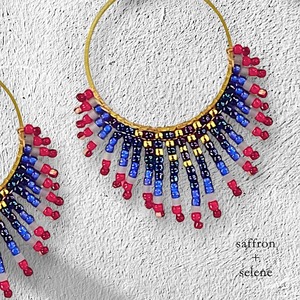 Pendientes de Aro Hechos a Mano con Cuentas Saffron + Selene, Joyería de Moda, Diseño Exquisito, Detalle de Flecos Multicolor - Product Image 2