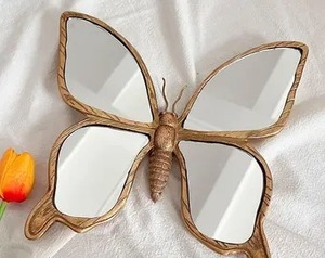 Miroir mural au design élégant en forme de papillon, adapté à la décoration de la chambre à coucher, du salon, du couloir, ajoute une touche unique et artistique à n'importe quelle pièce. - Product Image 5
