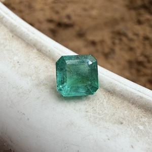 Émeraude Naturelle Rara de Zambie 1,39 Carat Vert Intense Carrée, Pierre Précieuse Libre pour la Création de Bijoux Personnalisés Haut de Gamme - Product Image 4