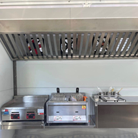 Grande remorque alimentaire pour barbecue avec espace de cuisson ouvert, fenêtre de service pleine largeur et table pour kebab, burger, pizza, grill lors de festivals culinaires