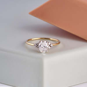 แหวนเพชรสามชิ้นทำจากหินสีเหลืองทองรูปวงรีและลูกแพร์ - Product Image 4