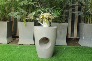 Table d'appoint extérieure en béton moderne, design minimaliste, durable pour une utilisation en jardin - Product Image 5