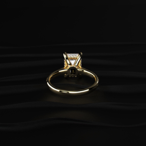 Anillo de Diamante Cultivado en Laboratorio con Corte Esmeralda Atemporal, con Piedra Central de Corte Brillante Certificada por IGI, en Opciones de Oro o Plata - Product Image 3